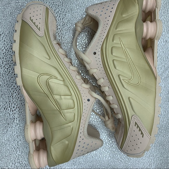 Nike Shox R4 AR3565-800 Guava Ice Mtlc Gold Shoes - Picture 6 of 7